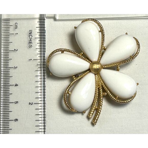 Vintage Crown Trifari Milk Glass Flower Brooch Teardrop Petals Gold Tone 2.5 in - Picture 5 of 9